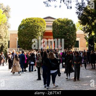 VENEZIA, ITALIA - Aprile 20: Visitatori al British Pavilion alla Fiera Internazionale d'Arte 59th della biennale di Venezia il 20 Aprile 2022 Foto Stock