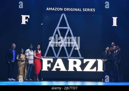 L-R Amazon prime Video, Country Head India Gaurav Gandhi, Amazon prime Video, Country Head India Originals Aparna Purohit, l'attore Tamil Vijay Sethupathi, l'attrice Raashi Khanna, l'attore Shahid Kapoor, il regista Raj Nidimoru e il produttore Krishna DK posa per una foto durante il lancio di Amazon prime Video a Mumbai. La società americana di video streaming ha lanciato l'evento per annunciare i suoi piani di investimento per i contenuti in India per i prossimi due anni. Include film e spettacoli in diverse lingue indiane. (Foto di Ashish Vaishnav / SOPA Images/Sipa USA) Foto Stock