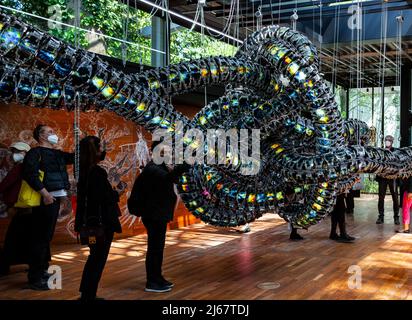 Venezia, Italia - Aprile 20: Artista Yunchul Kim con la serie di installazioni interconnesse e monumentali nel Padiglione Coreano intitolato Gyre at the Foto Stock