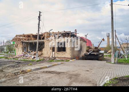 Guerra della Russia contro l'Ucraina. Distrutti i negozi dopo l'invasione dell'esercito russo. Edificio residenziale danneggiato da aerei nemici in Ucraina. Conseguenze Foto Stock