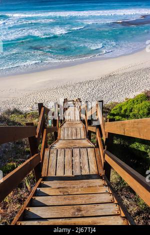 Una scala di legno che conduce in basso ad una spiaggia Foto Stock