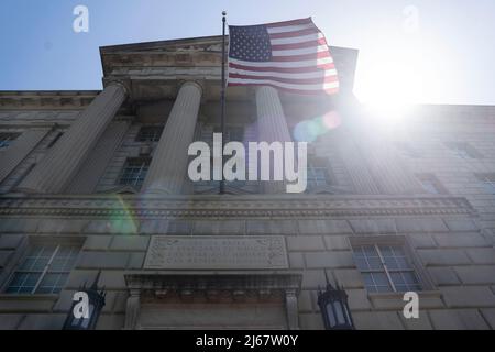 (220428) -- WASHINGTON, 28 aprile 2022 (Xinhua) -- Foto scattata il 28 aprile 2022 mostra l'edificio del Dipartimento del Commercio a Washington, D.C., gli Stati Uniti. L'economia degli Stati Uniti si è ridotta a un tasso annuale del 1,4% nel primo trimestre, come gli effetti del picco Omicron iniziano a mostrare, il Dipartimento del Commercio degli Stati Uniti ha riferito Giovedi. (Xinhua/Liu Jie) Foto Stock