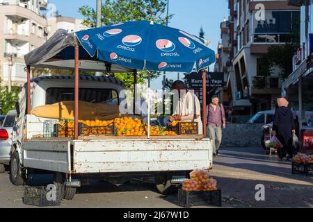 I venditori di frutta all'aperto per le strade di Antalya stanno aumentando rapidamente. Foto Stock