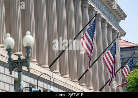 (220428) -- WASHINGTON, 28 aprile 2022 (Xinhua) -- Foto scattata il 28 aprile 2022 mostra l'edificio del Dipartimento del Commercio a Washington, D.C., gli Stati Uniti. L'economia degli Stati Uniti si è ridotta a un tasso annuale del 1,4% nel primo trimestre, come gli effetti del picco Omicron iniziano a mostrare, il Dipartimento del Commercio degli Stati Uniti ha riferito Giovedi. (Xinhua/Liu Jie) Foto Stock