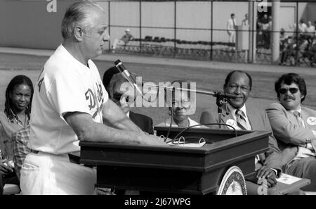 Tom Lasorda, manager dei Los Angeles Dodgers, parla alla dedica del Jackie Robinson Stadium, sede della squadra di baseball degli UCLA Bruins a Westwood, 1981. Foto Stock