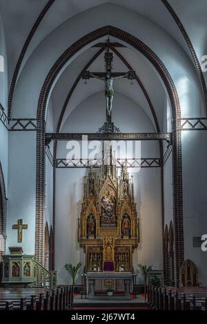 Altare maggiore e transetto della chiesa cattolica dedicata a Sant'Albano in Odense. Odense, Fyn, Danimarca Foto Stock