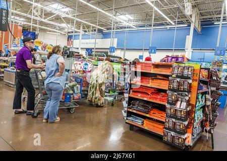 North Miami Beach Florida Walmart discount grandi magazzini all'interno di interni shopping checkout line coda cassiere clienti Hershey's display sale Foto Stock