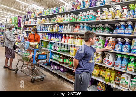 North Miami Beach Florida Walmart discount grande magazzino interno shopping interno esposizione vendita scaffali ragazzo cercando Lysol antibacter Foto Stock