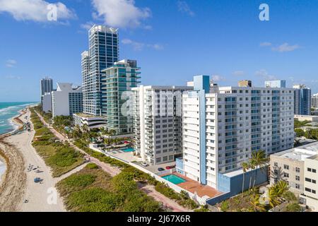 Miami Beach Florida Waterfront Oceanfront alto edificio condominiale vista aerea dall'alto del Collins l'Atelier Carillon Hot Foto Stock