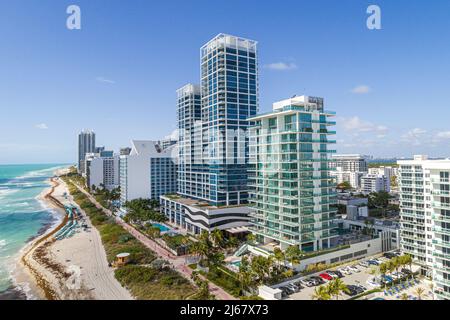 Miami Beach Florida Waterfront Oceanfront alto edificio condominio edifici vista aerea dall'alto Carillon Hotel Condo Atlantic Ocea Foto Stock