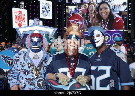 Nevada, Stati Uniti. 28th Apr 2022. Una vista dei fan dei Tennessee Titans in maschere alla Draft NFL di Las Vegas, Nevada, giovedì 28 aprile 2022. Foto di James Atoa/UPI Credit: UPI/Alamy Live News Foto Stock