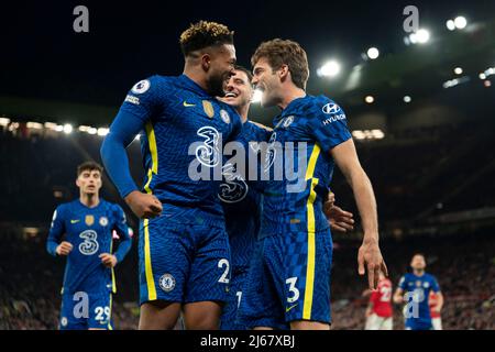 Manchester, Regno Unito. 28th Apr 2022. (220429) -- MANCHESTER, 29 aprile 2022 (Xinhua) -- Marcos Alonso di Chelsea (R) celebra il punteggio con i compagni di squadra durante la partita della Premier League inglese tra il Manchester United e il Chelsea a Manchester, in Gran Bretagna, il 28 aprile 2022. (XINHUA)SOLO PER USO EDITORIALE. NON IN VENDITA PER CAMPAGNE PUBBLICITARIE O DI MARKETING. NESSUN UTILIZZO CON AUDIO, VIDEO, DATI, ELENCHI DI FIXTURE, LOGO DI CLUB/CAMPIONATI O SERVIZI 'LIVE' NON AUTORIZZATI. L'USO ONLINE IN-MATCH È LIMITATO A 45 IMMAGINI, SENZA EMULAZIONE VIDEO. NESSUN UTILIZZO NELLE SCOMMESSE, NEI GIOCHI O NELLE PUBBLICAZIONI DI SINGOLI CLUB/CAMPIONATI/GIOCATORI. Credito: Xinhua/Alamy Foto Stock