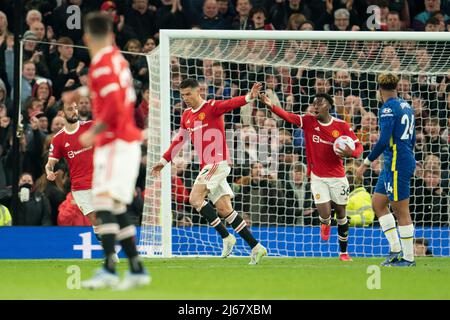 Manchester, Regno Unito. 28th Apr 2022. (220429) -- MANCHESTER, 29 aprile 2022 (Xinhua) -- Cristiano Ronaldo (C) del Manchester United festeggia con il compagno di squadra dopo aver segnato durante la partita della Premier League inglese tra il Manchester United e il Chelsea a Manchester, in Gran Bretagna, il 28 aprile 2022. (XINHUA)SOLO PER USO EDITORIALE. NON IN VENDITA PER CAMPAGNE PUBBLICITARIE O DI MARKETING. NESSUN UTILIZZO CON AUDIO, VIDEO, DATI, ELENCHI DI FIXTURE, LOGO DI CLUB/CAMPIONATI O SERVIZI 'LIVE' NON AUTORIZZATI. L'USO ONLINE IN-MATCH È LIMITATO A 45 IMMAGINI, SENZA EMULAZIONE VIDEO. NESSUN UTILIZZO NELLE SCOMMESSE, NEI GIOCHI O NELLE PUBBLICAZIONI DI SINGOLI CLUB/CAMPIONATI/GIOCATORI. CR Foto Stock