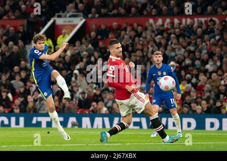 Manchester, Regno Unito. 28th Apr 2022. (220429) -- MANCHESTER, 29 aprile 2022 (Xinhua) -- Marcos Alonso (L) di Chelsea segna durante la partita della Premier League inglese tra Manchester United e Chelsea a Manchester, in Gran Bretagna, il 28 aprile 2022. (XINHUA)SOLO PER USO EDITORIALE. NON IN VENDITA PER CAMPAGNE PUBBLICITARIE O DI MARKETING. NESSUN UTILIZZO CON AUDIO, VIDEO, DATI, ELENCHI DI FIXTURE, LOGO DI CLUB/CAMPIONATI O SERVIZI 'LIVE' NON AUTORIZZATI. L'USO ONLINE IN-MATCH È LIMITATO A 45 IMMAGINI, SENZA EMULAZIONE VIDEO. NESSUN UTILIZZO NELLE SCOMMESSE, NEI GIOCHI O NELLE PUBBLICAZIONI DI SINGOLI CLUB/CAMPIONATI/GIOCATORI. Credit: Xinhua/Alamy Live News Foto Stock