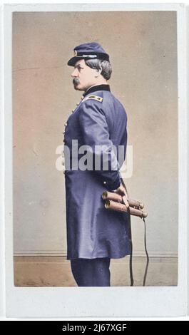 Generale George McClellan, 1862. Il generale George McClellan si pone con un paio di binocoli. Dopo la brutale battaglia di Antietam (settembre 1862). Foto Stock
