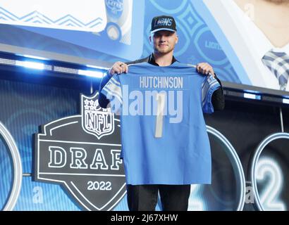 Nevada, Stati Uniti. 28th Apr 2022. I Detroit Lions selezionano i Michigan Wolverines Defensive End Aidan Hutchinson con il secondo prelievo alla Draft NFL di Las Vegas, Nevada, giovedì 28 aprile 2022. Foto di James Atoa/UPI Credit: UPI/Alamy Live News Foto Stock