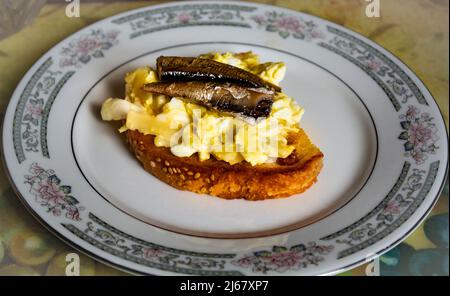 Spratti affumicati sul sandwich uova e chee Foto Stock