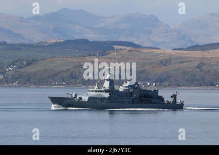 LÉ George Bernard Shaw (P64), una nave di pattuglia offshore di classe Samuel Beckett, gestita dal servizio navale irlandese (Irish Navy), passando Gourock sul Firth di Clyde, durante il suo viaggio di andata dopo aver effettuato una visita al porto nella città di Glasgow. La nave è la quarta della sua categoria ed è l'ultima acquisizione della flotta irlandese, commissionata al servizio nell'aprile 2019. Foto Stock