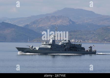 LÉ George Bernard Shaw (P64), una nave di pattuglia offshore di classe Samuel Beckett, gestita dal servizio navale irlandese (Irish Navy), passando Gourock sul Firth di Clyde, durante il suo viaggio di andata dopo aver effettuato una visita al porto nella città di Glasgow. La nave è la quarta della sua categoria ed è l'ultima acquisizione della flotta irlandese, commissionata al servizio nell'aprile 2019. Foto Stock