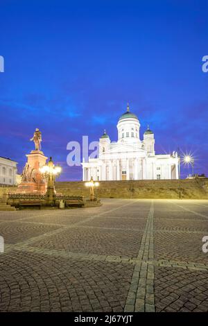 Cattedrale di Helsinki e Piazza del Senato nel centro di Helsinki, Finlandia di notte. Foto Stock