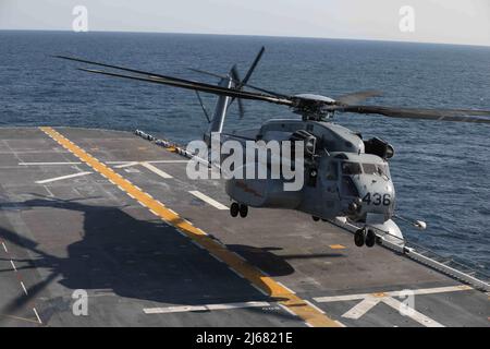 220427-N-HA192-1049 NORFOLK, VIRGINIA. (27 aprile 2022) - un drago marino MH-53 della miniera di elicottero Countermeasures Squadron (HM) 12 atterra sul ponte di volo della nave d'assalto anfibio USS Bataan (LHD 5), 27 aprile 2022. Bataan è in corso nel settore delle attività della flotta 2nd. Bataan è casa presso la base navale di Norfolk. (STATI UNITI Foto Navy di Mass Communication Specialist 3rd Classe Matthew F. Brown) Foto Stock