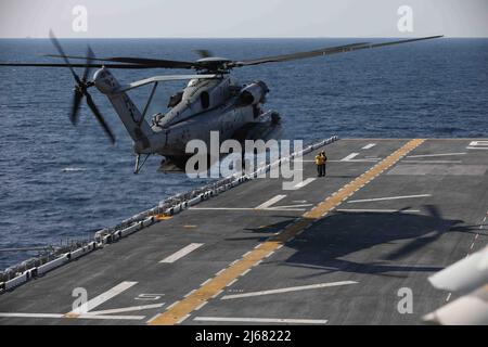 220427-N-HA192-1014 NORFOLK, VIRGINIA. (27 aprile 2022) - Un CH-53 Super Stallion di Marine Heavy Helicopter Squadron (HMH) 366 atterra sul ponte di volo della nave d'assalto anfibio USS Bataan (LHD 5), 27 aprile 2022. Bataan è in corso nel settore delle attività della flotta 2nd. Bataan è casa presso la base navale di Norfolk. (STATI UNITI Foto Navy di Mass Communication Specialist 3rd Classe Matthew F. Brown) Foto Stock