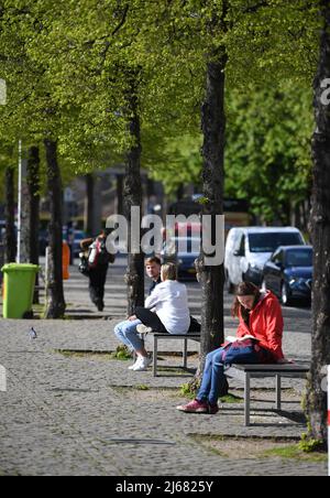 (220429) -- BERLINO, 29 aprile 2022 (Xinhua) -- la gente si riposa vicino al viale Unter den Linden a Berlino, capitale della Germania, 28 aprile 2022. (Xinhua/Ren Pengfei) Foto Stock