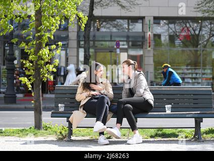(220429) -- BERLINO, 29 aprile 2022 (Xinhua) -- la gente si riposa vicino al viale Unter den Linden a Berlino, capitale della Germania, 28 aprile 2022. (Xinhua/Ren Pengfei) Foto Stock