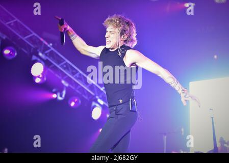 Napoli, 28 aprile 2022: Irama, nome di scena di Filippo Maria Fanti, è un cantautore italiano che si esibisce nel suo Live Tour 2022 al PalaPartenope di Napoli. (Credit Image: © Paola Visone/Pacific Press via ZUMA Press Wire) Foto Stock
