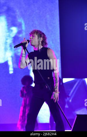 Napoli, 28 aprile 2022: Irama, nome di scena di Filippo Maria Fanti, è un cantautore italiano che si esibisce nel suo Live Tour 2022 al PalaPartenope di Napoli. (Credit Image: © Paola Visone/Pacific Press via ZUMA Press Wire) Foto Stock