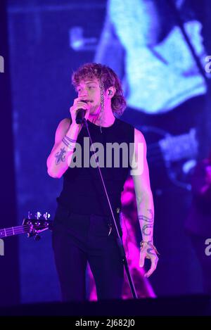 Napoli, 28 aprile 2022: Irama, nome di scena di Filippo Maria Fanti, è un cantautore italiano che si esibisce nel suo Live Tour 2022 al PalaPartenope di Napoli. (Credit Image: © Paola Visone/Pacific Press via ZUMA Press Wire) Foto Stock