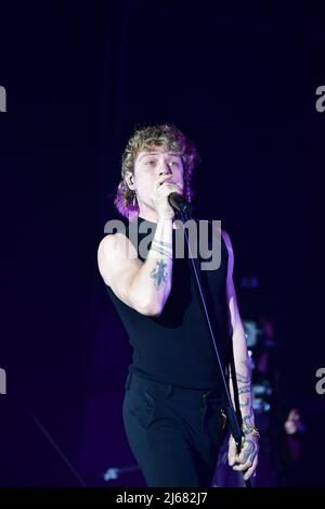 Napoli, 28 aprile 2022: Irama, nome di scena di Filippo Maria Fanti, è un cantautore italiano che si esibisce nel suo Live Tour 2022 al PalaPartenope di Napoli. (Credit Image: © Paola Visone/Pacific Press via ZUMA Press Wire) Foto Stock