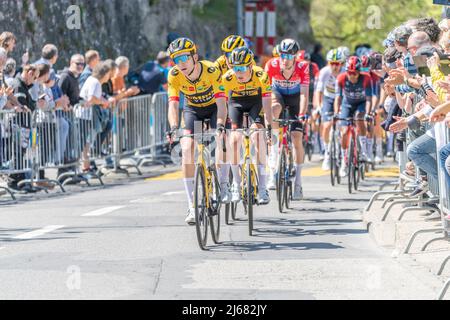 Losanna, Svizzera. 28th Apr 2022. Losanna Svizzera, 04/28/2022: Il Tour del peloton Romandie nelle strade della città di Echallens è in azione durante la fase 2nd del Tour of Romandie 2022 (Photo by Eric Dubost / Pacific Press) Credit: Pacific Press Media Production Corp./Alamy Live News Foto Stock