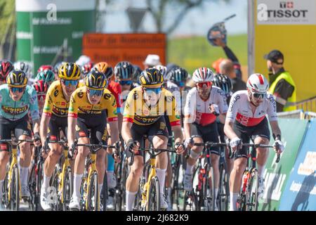 Losanna, Svizzera. 28th Apr 2022. Losanna Svizzera, 04/28/2022: Il Tour del peloton Romandie nelle strade della città di Echallens è in azione durante la fase 2nd del Tour of Romandie 2022 (Photo by Eric Dubost / Pacific Press) Credit: Pacific Press Media Production Corp./Alamy Live News Foto Stock