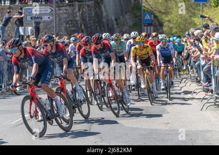 Losanna, Svizzera. 28th Apr 2022. Losanna Svizzera, 04/28/2022: Il Tour del peloton Romandie nelle strade della città di Echallens è in azione durante la fase 2nd del Tour of Romandie 2022 (Photo by Eric Dubost / Pacific Press) Credit: Pacific Press Media Production Corp./Alamy Live News Foto Stock