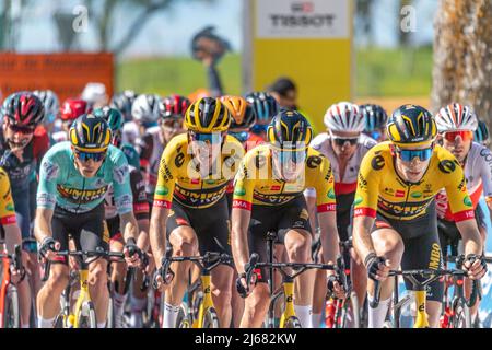 Losanna, Svizzera. 28th Apr 2022. Losanna Svizzera, 04/28/2022: Il Tour del peloton Romandie nelle strade della città di Echallens è in azione durante la fase 2nd del Tour of Romandie 2022 (Photo by Eric Dubost / Pacific Press) Credit: Pacific Press Media Production Corp./Alamy Live News Foto Stock