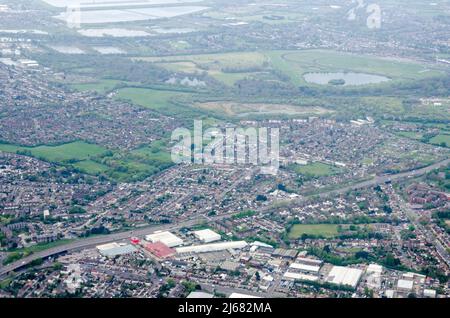 Vista dall'aria del sobborgo West London di Sunbury-on-Thames nel Borough di Spelthorne. L'ippodromo di Kempton Park è al top Foto Stock