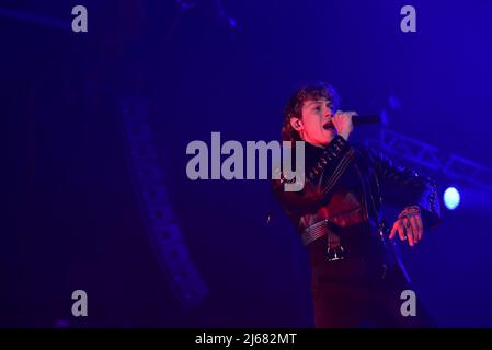 Napoli, 28 aprile 2022: Irama, nome di scena di Filippo Maria Fanti, è un cantautore italiano che si esibisce nel suo Live Tour 2022 al PalaPartenope di Napoli. (Credit Image: © Paola Visone/Pacific Press via ZUMA Press Wire) Foto Stock