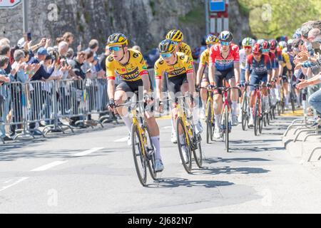 Losanna, Svizzera. 28th Apr 2022. Losanna Svizzera, 04/28/2022: Il Tour del peloton Romandie nelle strade della città di Echallens è in azione durante la fase 2nd del Tour of Romandie 2022 (Photo by Eric Dubost / Pacific Press) Credit: Pacific Press Media Production Corp./Alamy Live News Foto Stock