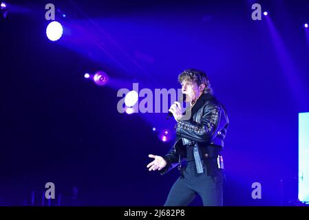 Napoli, 28 aprile 2022: Irama, nome di scena di Filippo Maria Fanti, è un cantautore italiano che si esibisce nel suo Live Tour 2022 al PalaPartenope di Napoli. (Credit Image: © Paola Visone/Pacific Press via ZUMA Press Wire) Foto Stock