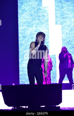 Napoli, 28 aprile 2022: Irama, nome di scena di Filippo Maria Fanti, è un cantautore italiano che si esibisce nel suo Live Tour 2022 al PalaPartenope di Napoli. (Credit Image: © Paola Visone/Pacific Press via ZUMA Press Wire) Foto Stock