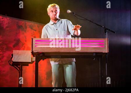 Manchester, Regno Unito. 28th aprile 2022. Joseph Mount, Oscar Cash, Anna Prior, Olugbenga Adelekan e Michael Lovett della band Metronomy suonano alla Manchester Academy. 2022-04-28. Credit: Gary Mather/Alamy Live News Foto Stock