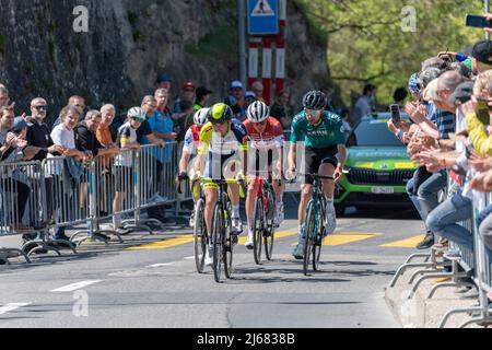 28 aprile 2022, Echallens, Svizzera: Losanna Svizzera, 04/28/2022: Una rottura di quattro concorrenti, Laurens Huys del Team IWG (R), Thomas campione del Team Cofidis (M), Diego Lopez Fuentes del Team EKP (L) e Valere Thebaud del Team Switzerland (dietro sinistra) durante la tappa 2nd del Tour of Romandie 2022 (Credit Image: © Eric Dubost/Pacific Press via ZUMA Press Wire) Foto Stock