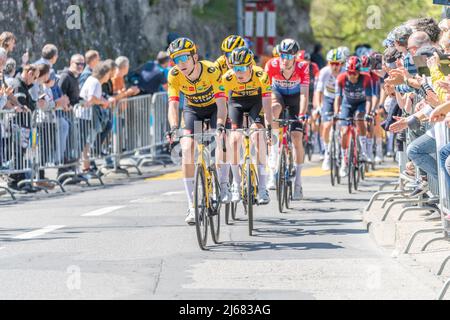 28 aprile 2022, Echallens, Svizzera: Losanna Svizzera, 04/28/2022: Il Tour del peloton romandie nelle strade della città di Echallens è in azione durante la tappa 2nd del Tour del Romandie 2022 (Credit Image: © Eric Dubost/Pacific Press via ZUMA Press Wire) Foto Stock