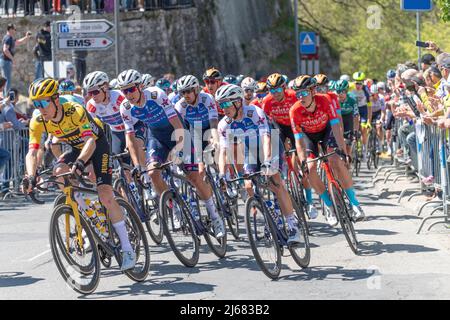 28 aprile 2022, Echallens, Svizzera: Losanna Svizzera, 04/28/2022: Il Tour del peloton romandie nelle strade della città di Echallens è in azione durante la tappa 2nd del Tour del Romandie 2022 (Credit Image: © Eric Dubost/Pacific Press via ZUMA Press Wire) Foto Stock