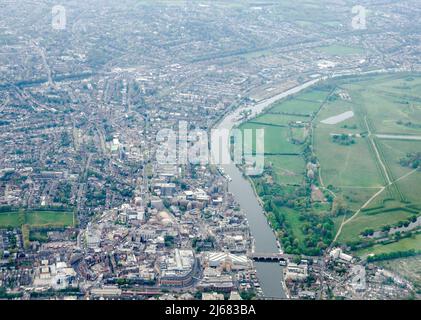 Vista dall'alto del centro di Kingston-upon-Thames sulle rive del Tamigi a Londra Ovest con i terreni di Hampton Court Palace sul RI Foto Stock