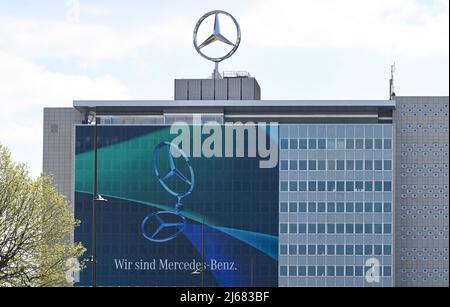 Stoccarda, Germania. 28th Apr 2022. 28 aprile 2022, Baden-Wuerttemberg, Stoccarda: La sede centrale della Mercedes-Benz nello stabilimento principale. L'Assemblea generale annuale del gruppo automobilistico si svolge il 29 aprile. Foto: Bernd Weißbrod/dpa Credit: dpa Picture Alliance/Alamy Live News Foto Stock