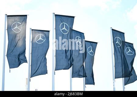 Stoccarda, Germania. 28th Apr 2022. 28 aprile 2022, Baden-Wuerttemberg, Stoccarda: Bandiere con il logo del costruttore di automobili Mercedes-Benz stanno volando di fronte al museo del Gruppo. L'assemblea generale annuale del gruppo automobilistico si terrà il 29 aprile. Foto: Bernd Weißbrod/dpa Credit: dpa Picture Alliance/Alamy Live News Foto Stock