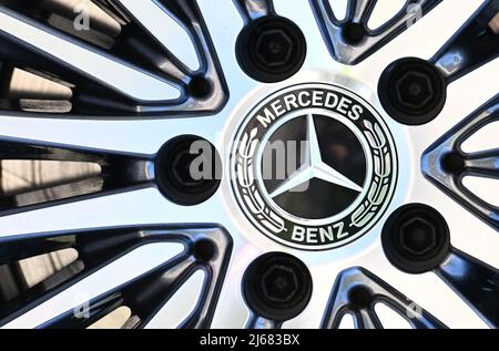 Stoccarda, Germania. 28th Apr 2022. 28 aprile 2022, Baden-Wuerttemberg, Stoccarda: Il logo del costruttore di automobili Mercedes-Benz è apposto su un mozzo ruota di un'autovettura. L'assemblea generale annuale del gruppo automobilistico si tiene il 29 aprile. Foto: Bernd Weißbrod/dpa Credit: dpa Picture Alliance/Alamy Live News Foto Stock