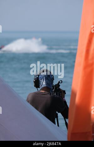 Un cameraman sta monitorando la competizione sportiva acquatica Foto Stock